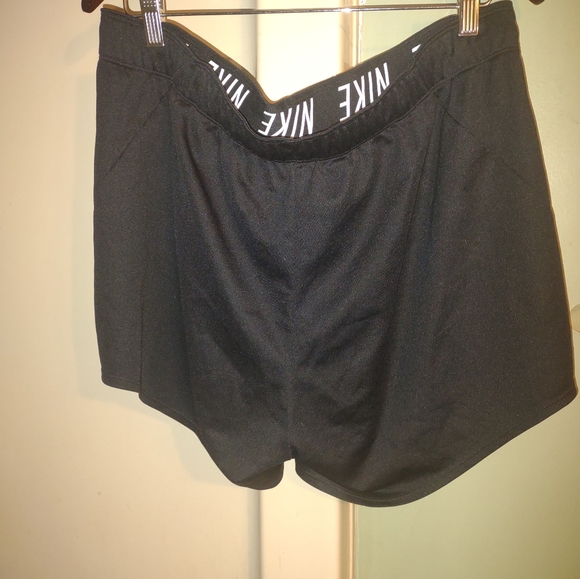 Woman's athletic Nike DRI fit black running shorts size XL - Picture 3 of 4